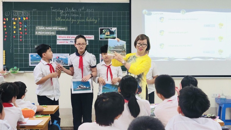 Chuyển từ "dạy tiếng Anh" sang xây dựng môi trường sử dụng tiếng Anh trong trường học